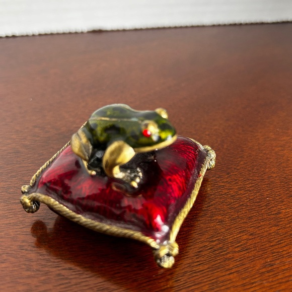 Frog Sitting on a Pillow Metal Trinket Box - Picture 4 of 11